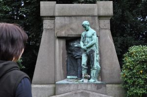 Statue am Städtischer Friedhof Bochum-Gerthe